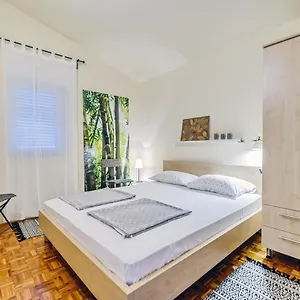 https://apartman-veronika-zadar.hotelinzadar.com